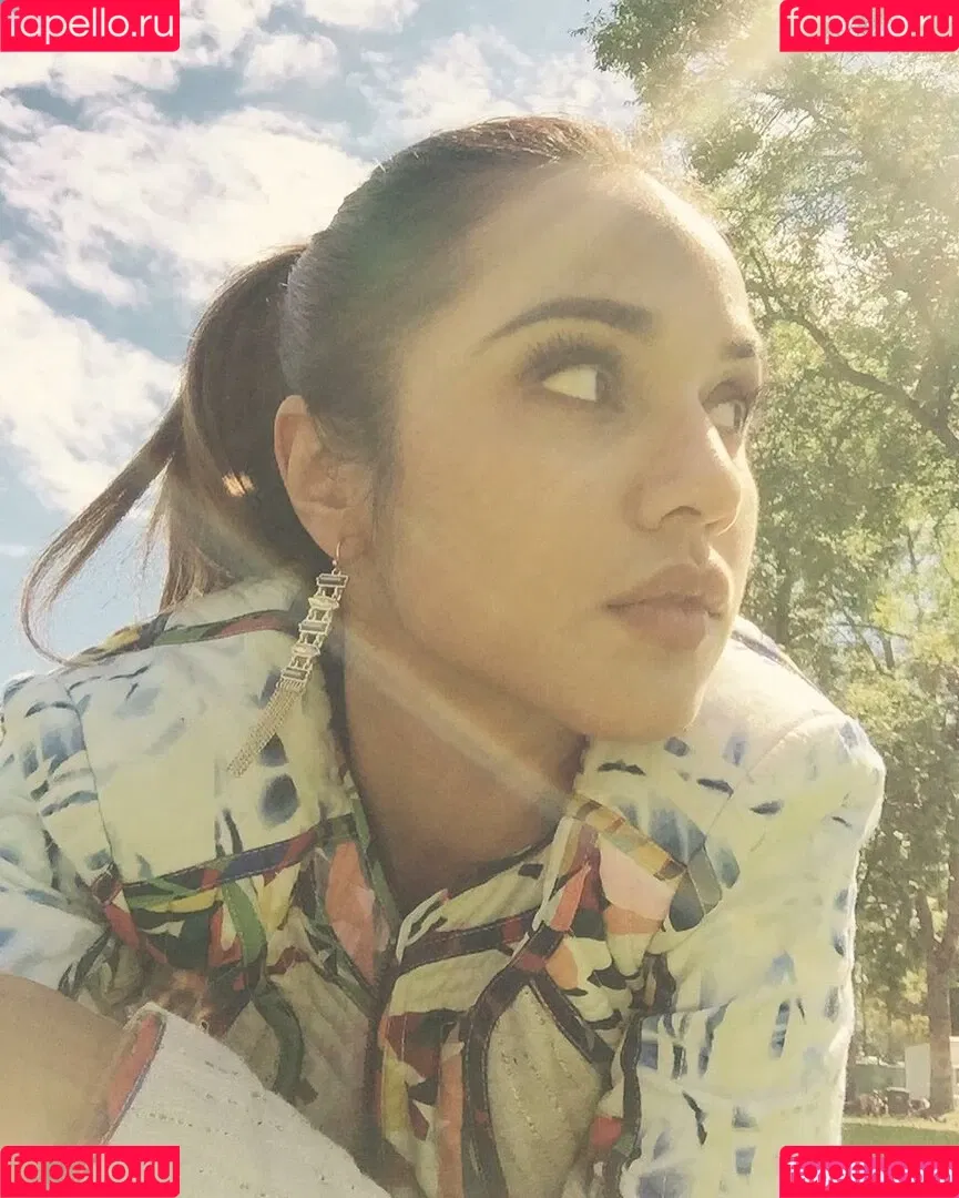Summer Bishil Onlyfans Photo Gallery 