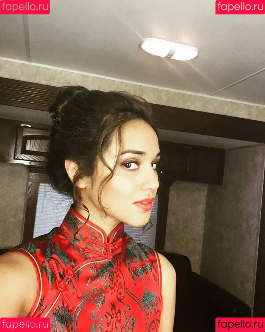 Summer Bishil Onlyfans Photo Gallery 