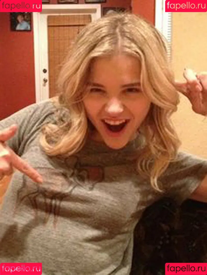 Chloë Grace Moretz Onlyfans Photo Gallery 