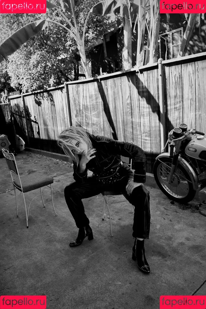 Chloë Grace Moretz Onlyfans Photo Gallery 