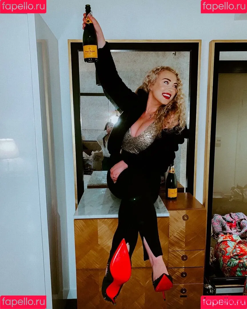 Caroline Wall Onlyfans Photo Gallery 