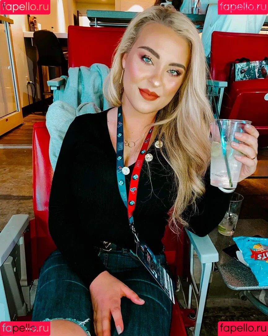 Caroline Wall Onlyfans Photo Gallery 
