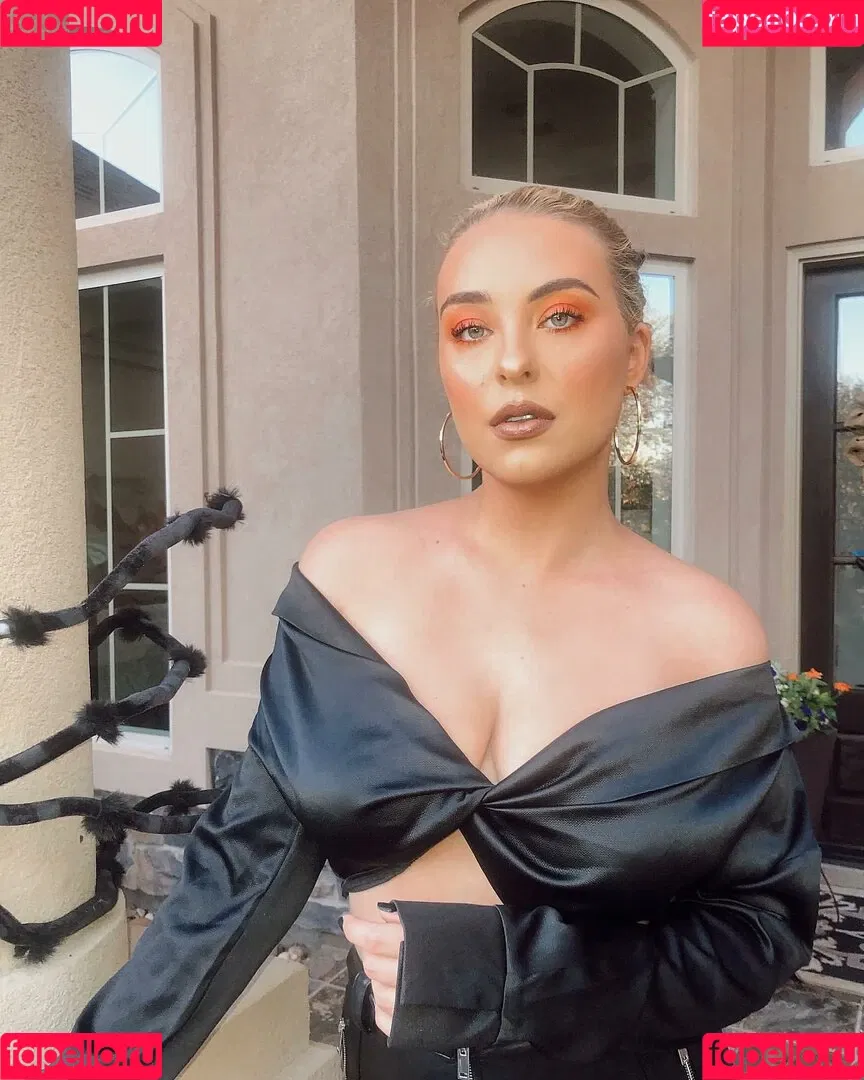 Caroline Wall Onlyfans Photo Gallery 