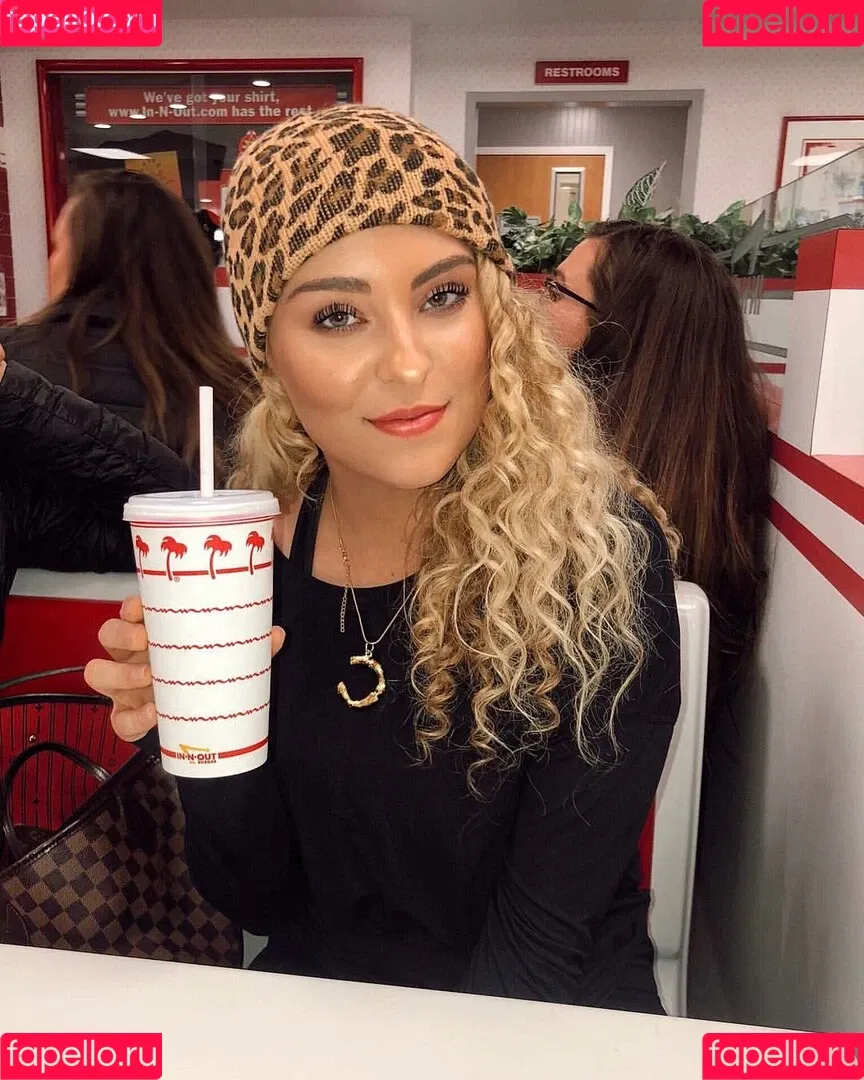 Caroline Wall Onlyfans Photo Gallery 