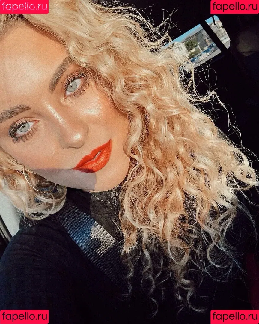Caroline Wall Onlyfans Photo Gallery 