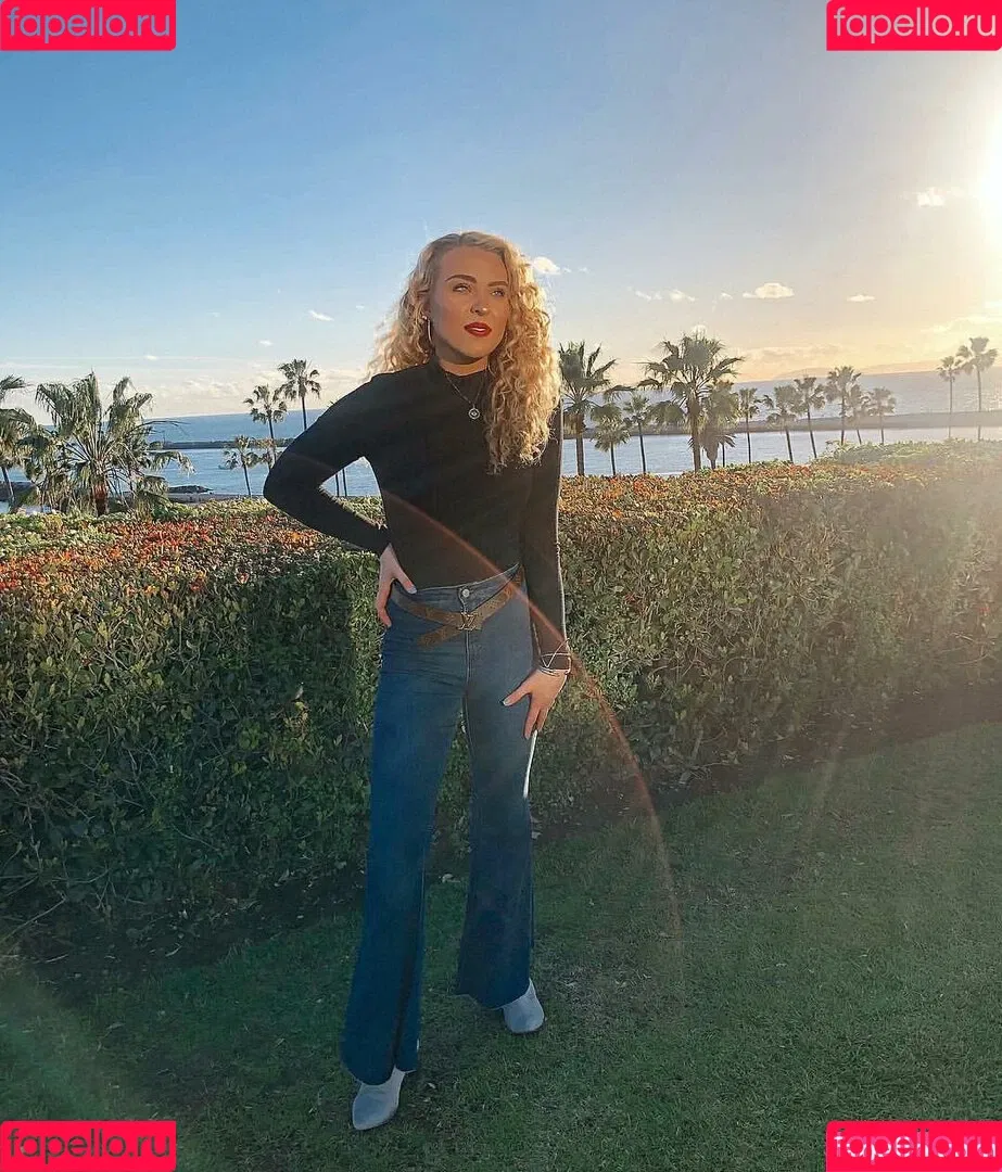 Caroline Wall Onlyfans Photo Gallery 