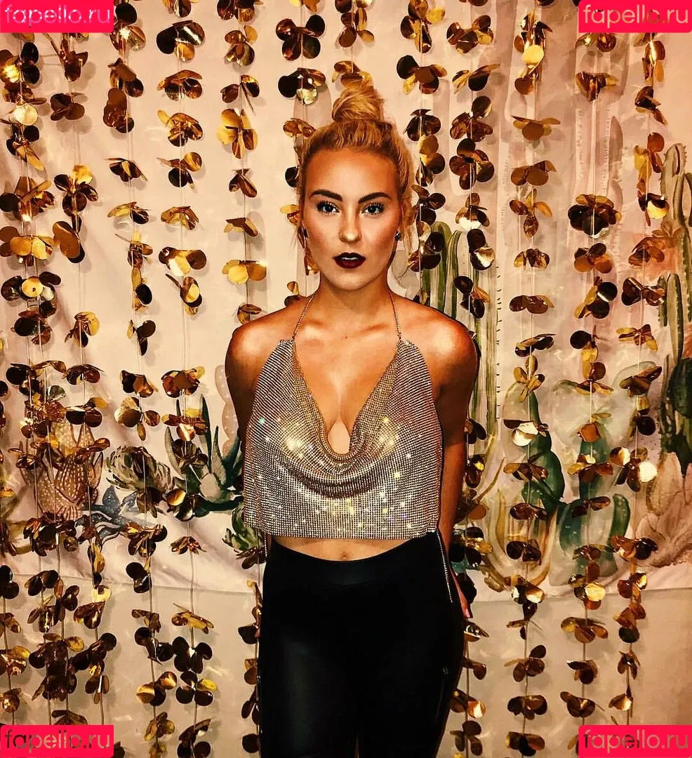 Caroline Wall Onlyfans Photo Gallery 