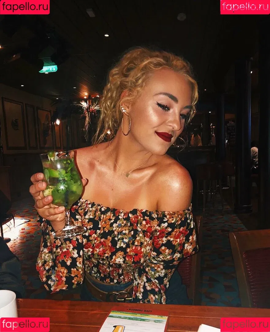 Caroline Wall Onlyfans Photo Gallery 