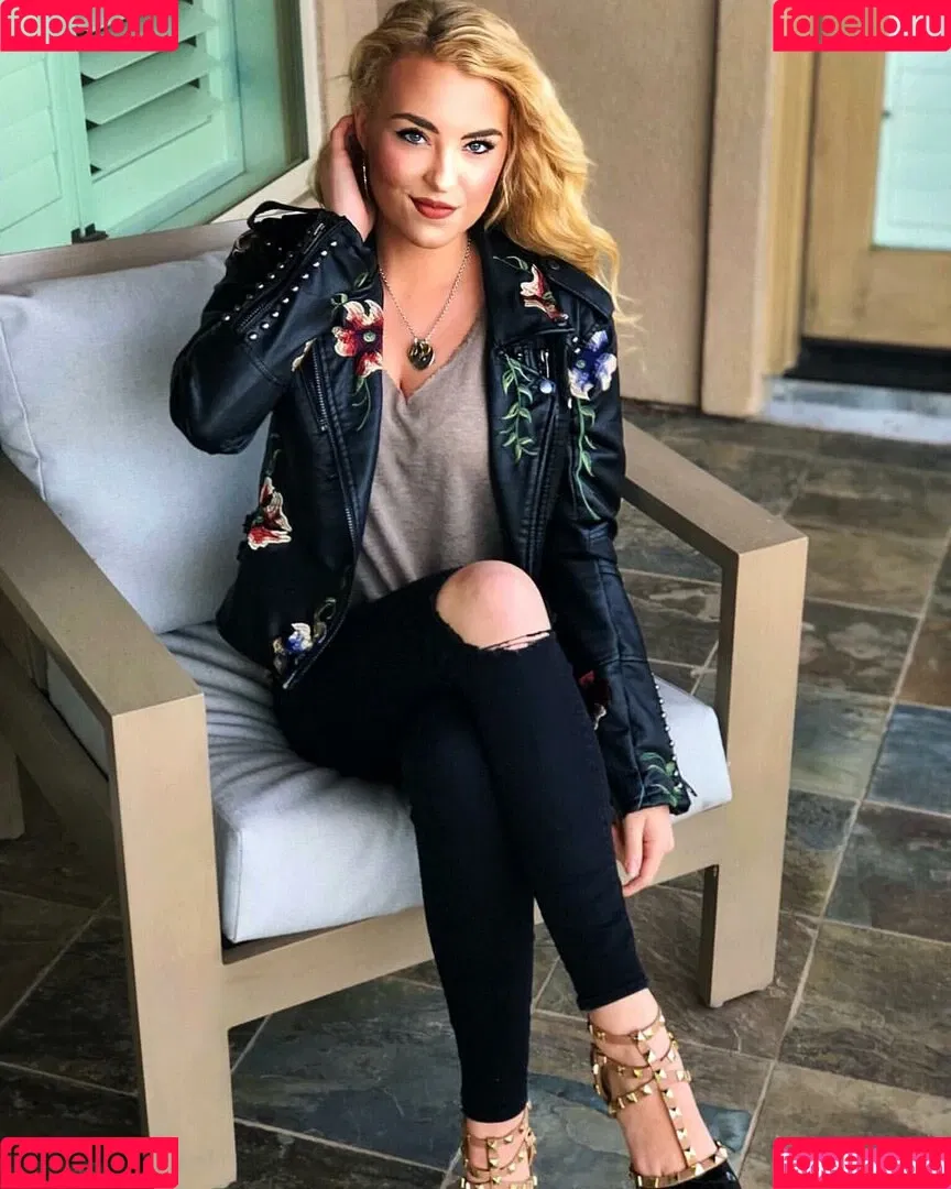 Caroline Wall Onlyfans Photo Gallery 