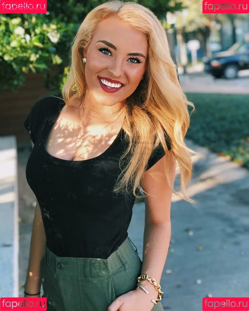 Caroline Wall Onlyfans Photo Gallery 