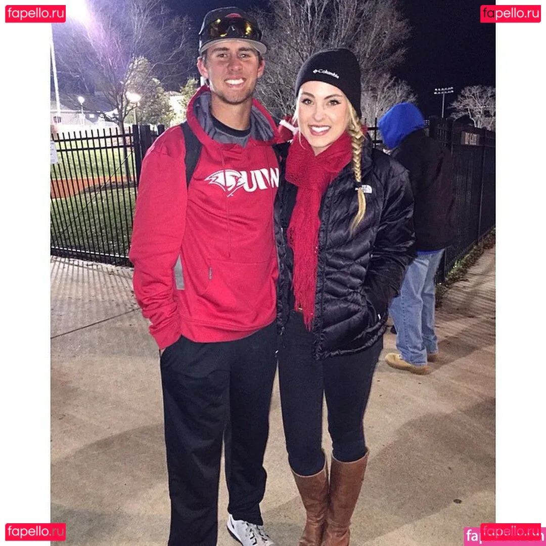 Caroline Wall Onlyfans Photo Gallery 