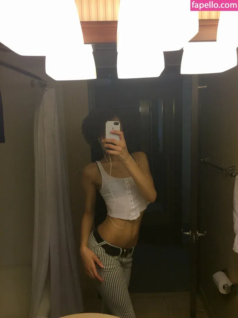 Britne Oldford Onlyfans Photo Gallery 