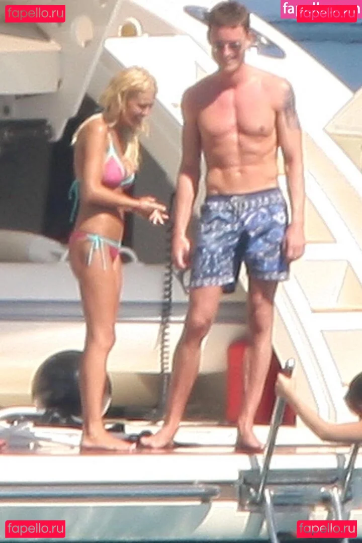 Tara Reid Onlyfans Photo Gallery 