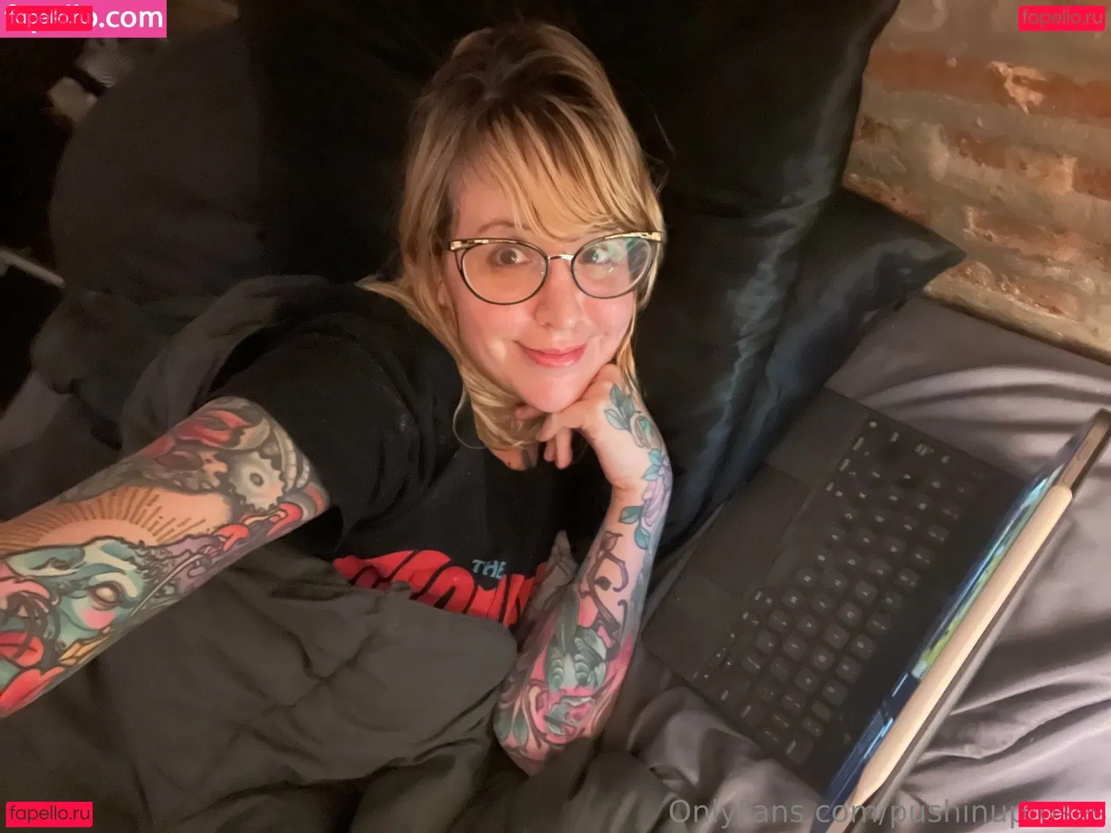 PushingUpRoses Onlyfans Photo Gallery 