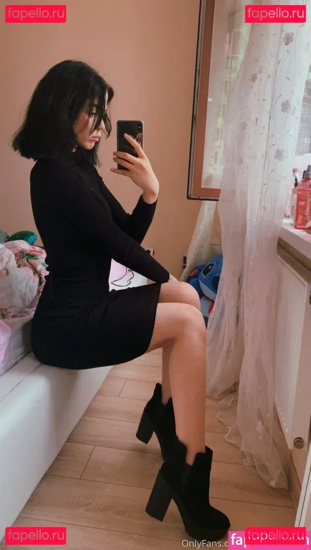 beebuzz Onlyfans Photo Gallery 