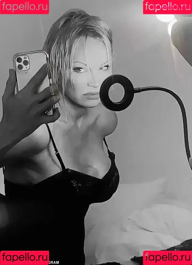 Pamela Anderson Onlyfans Photo Gallery 