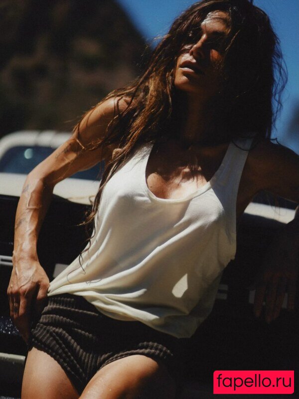 Sarah Shahi Nude Onlyfans Photo 9