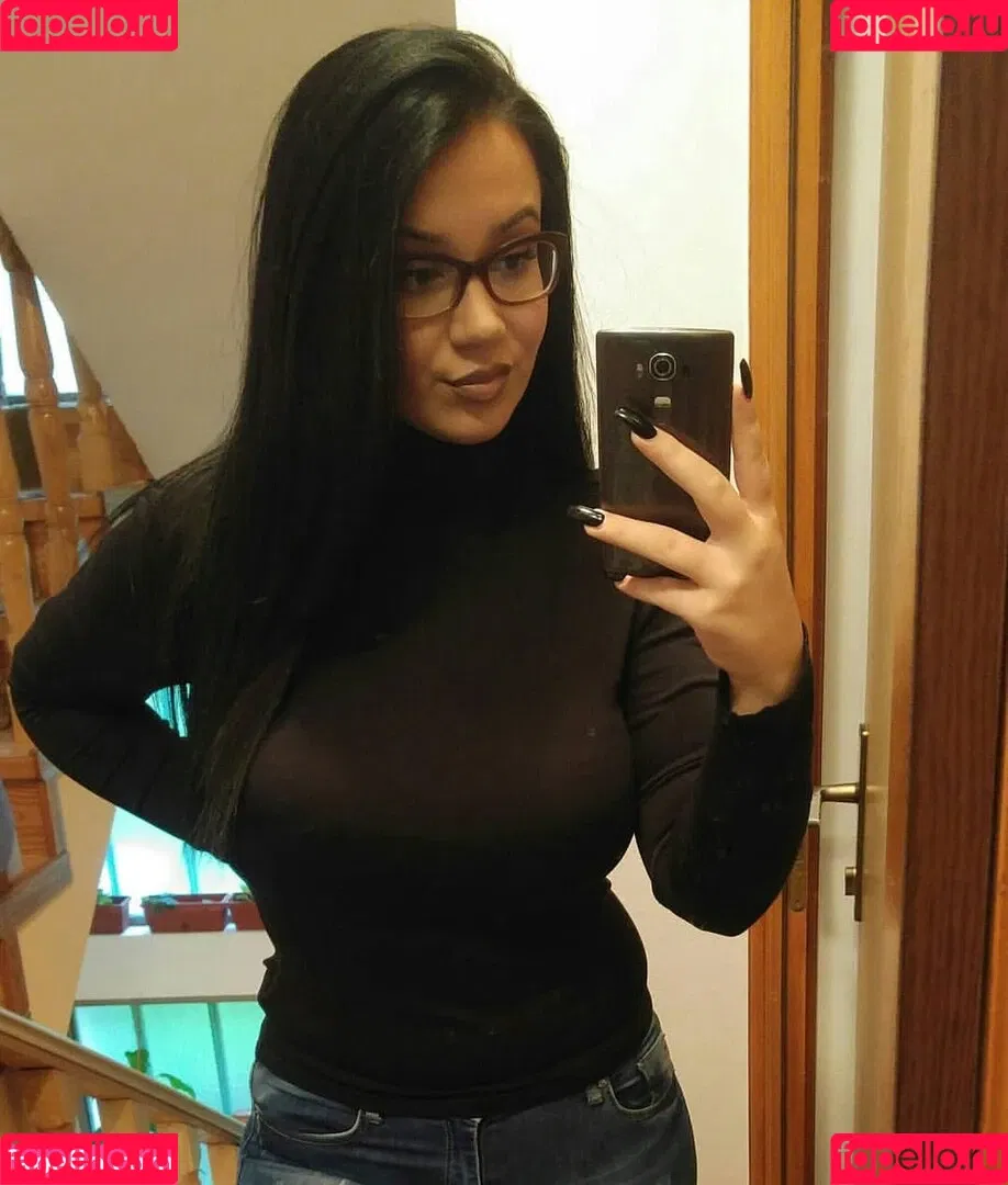 Emina Jahi Onlyfans Photo Gallery 