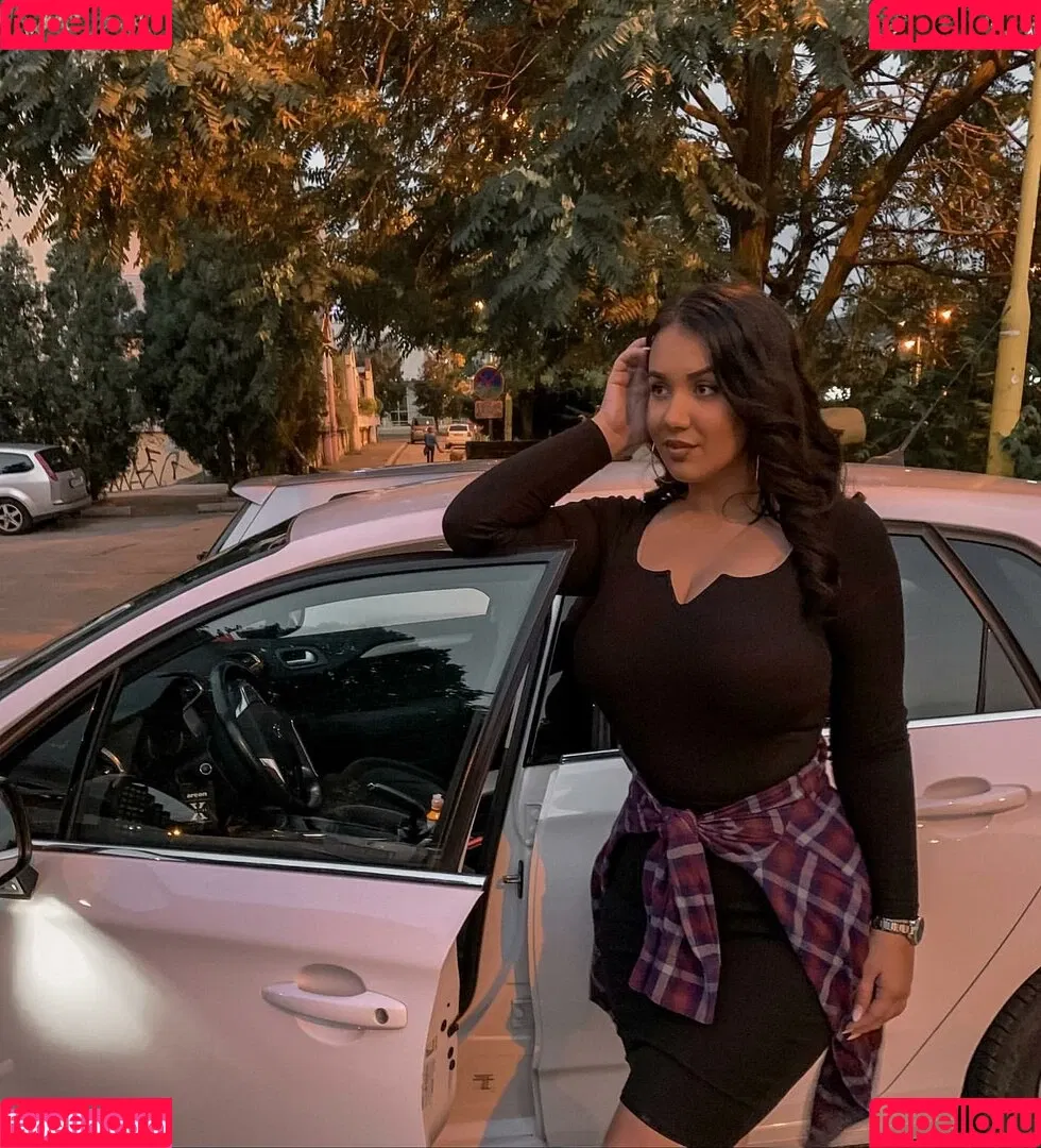 Emina Jahi Onlyfans Photo Gallery 