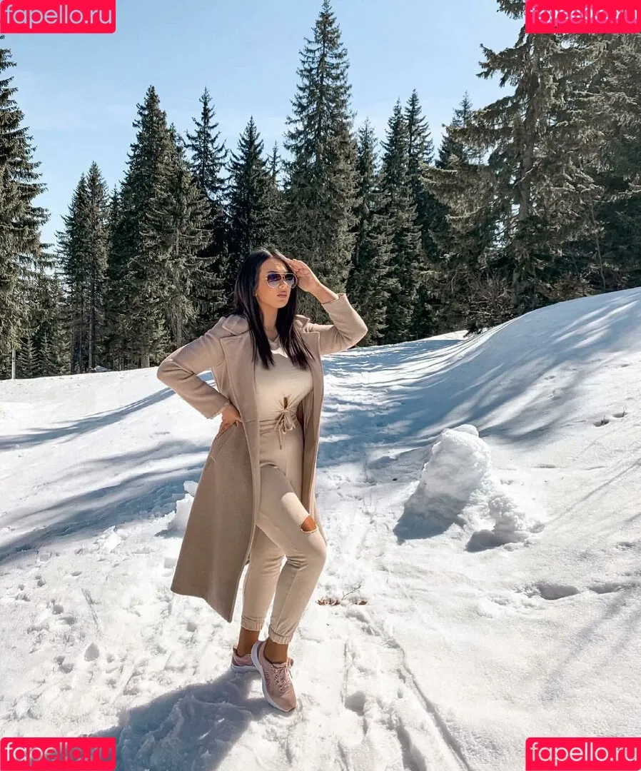 Emina Jahi Onlyfans Photo Gallery 