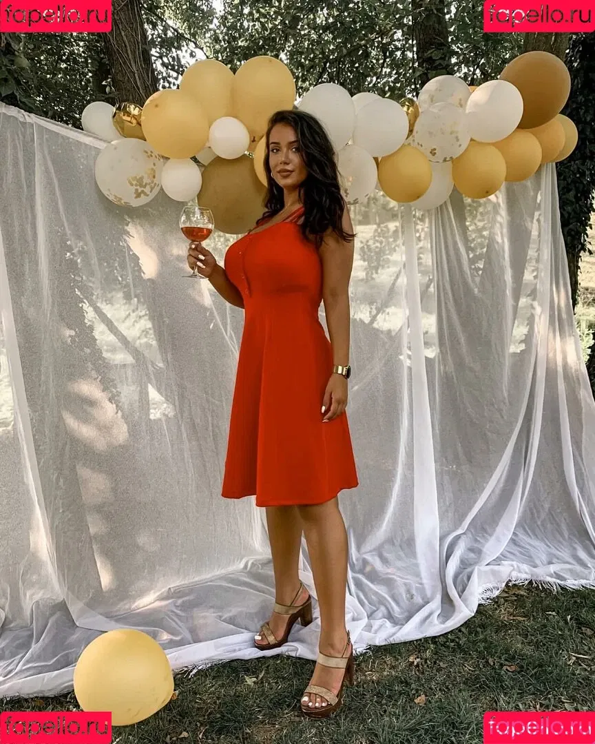 Emina Jahi Onlyfans Photo Gallery 