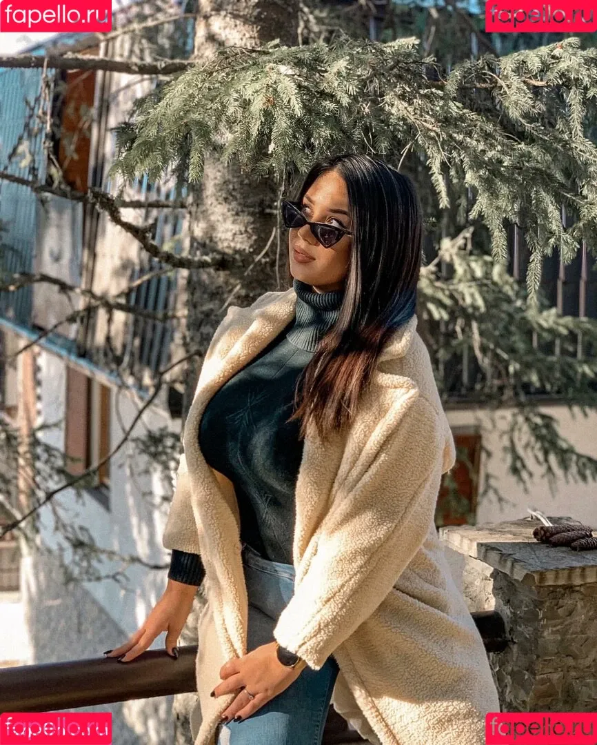 Emina Jahi Onlyfans Photo Gallery 