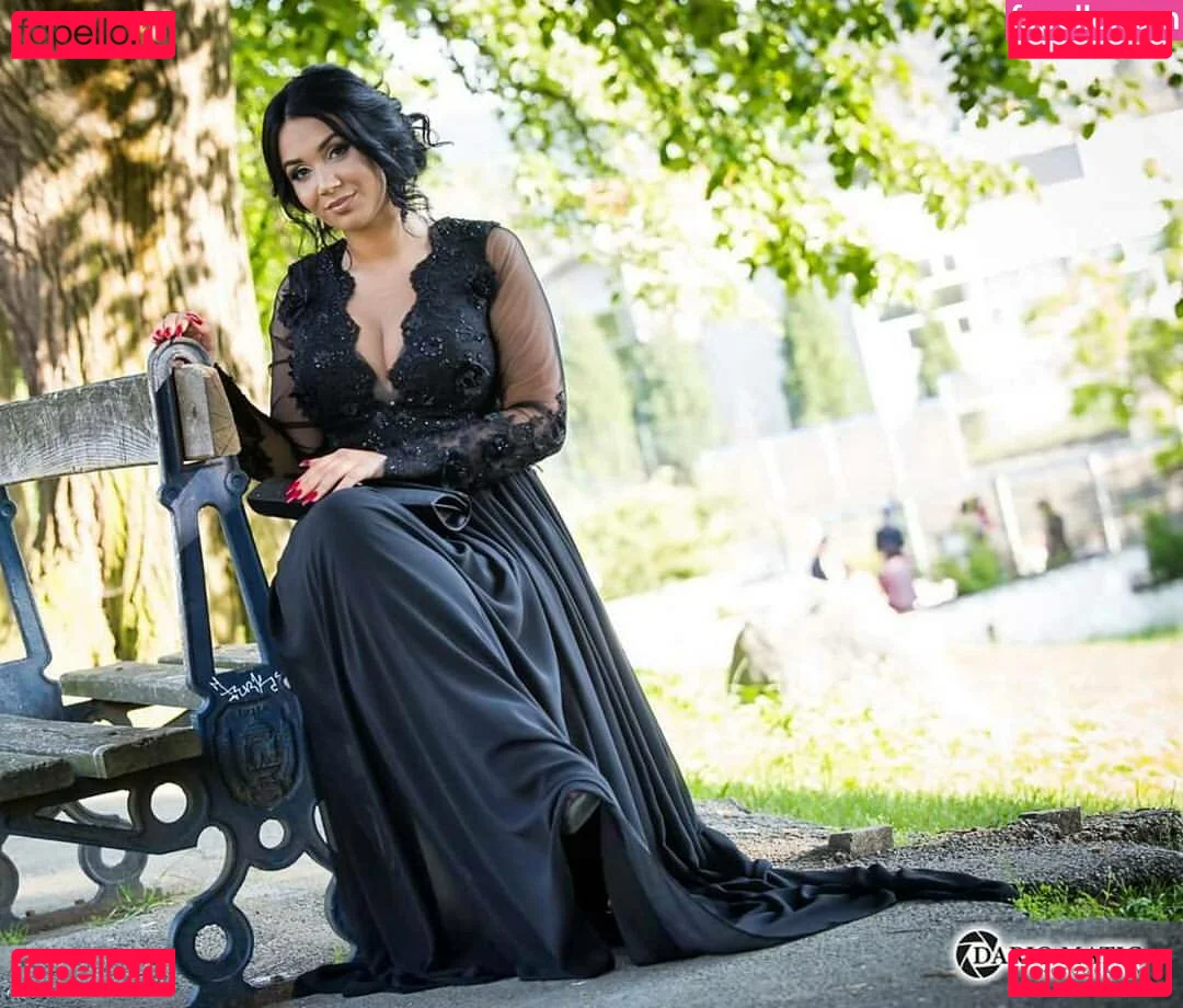 Emina Jahi Onlyfans Photo Gallery 