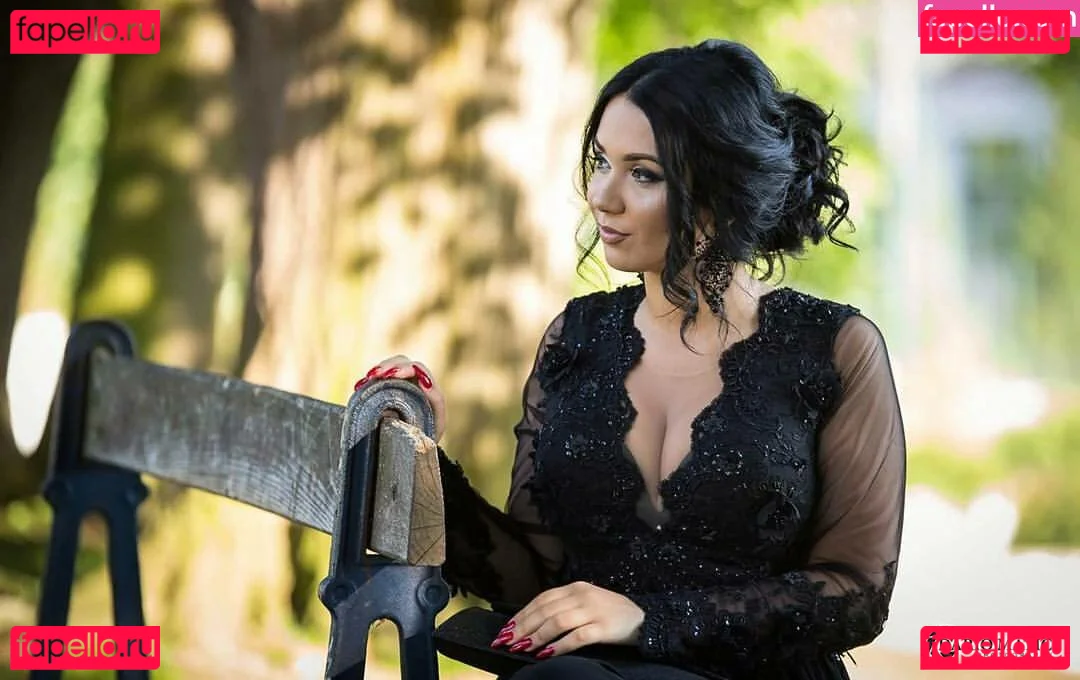 Emina Jahi Onlyfans Photo Gallery 