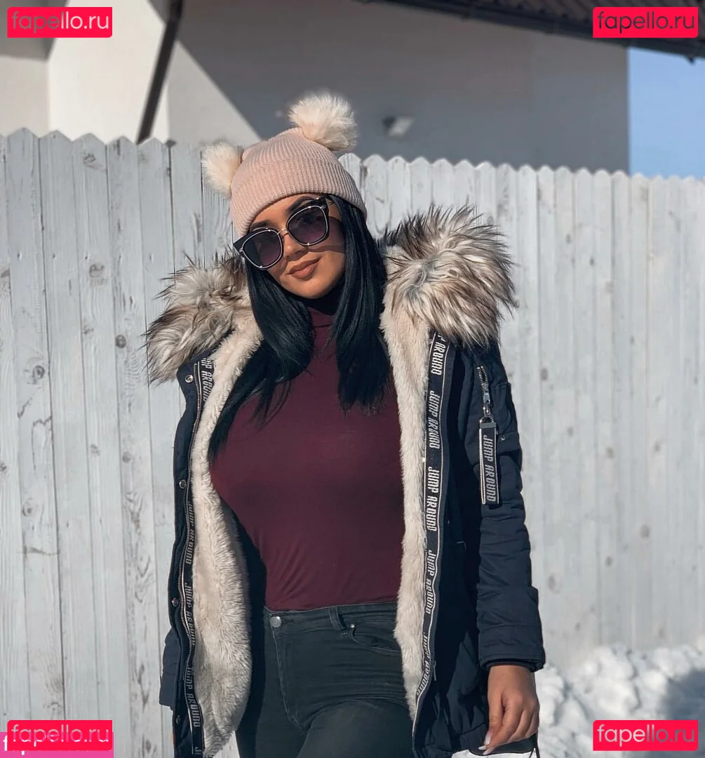 Emina Jahi Onlyfans Photo Gallery 