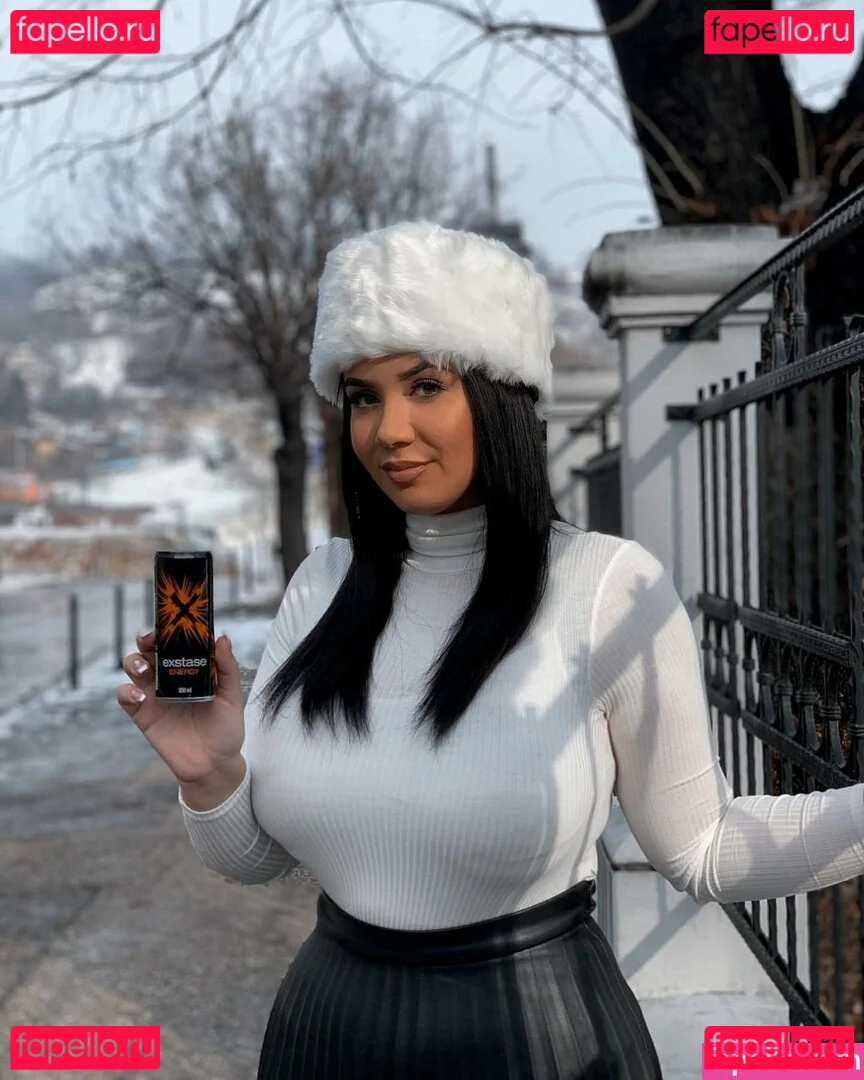 Emina Jahi Onlyfans Photo Gallery 