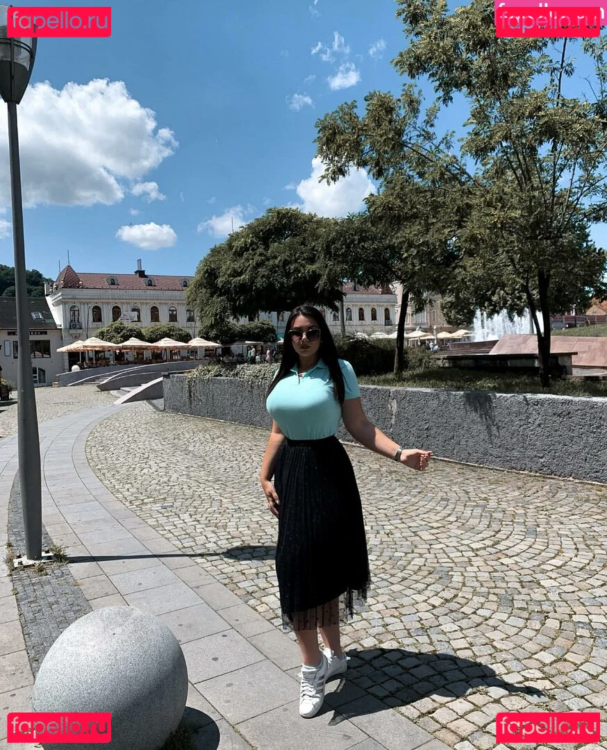 Emina Jahi Onlyfans Photo Gallery 