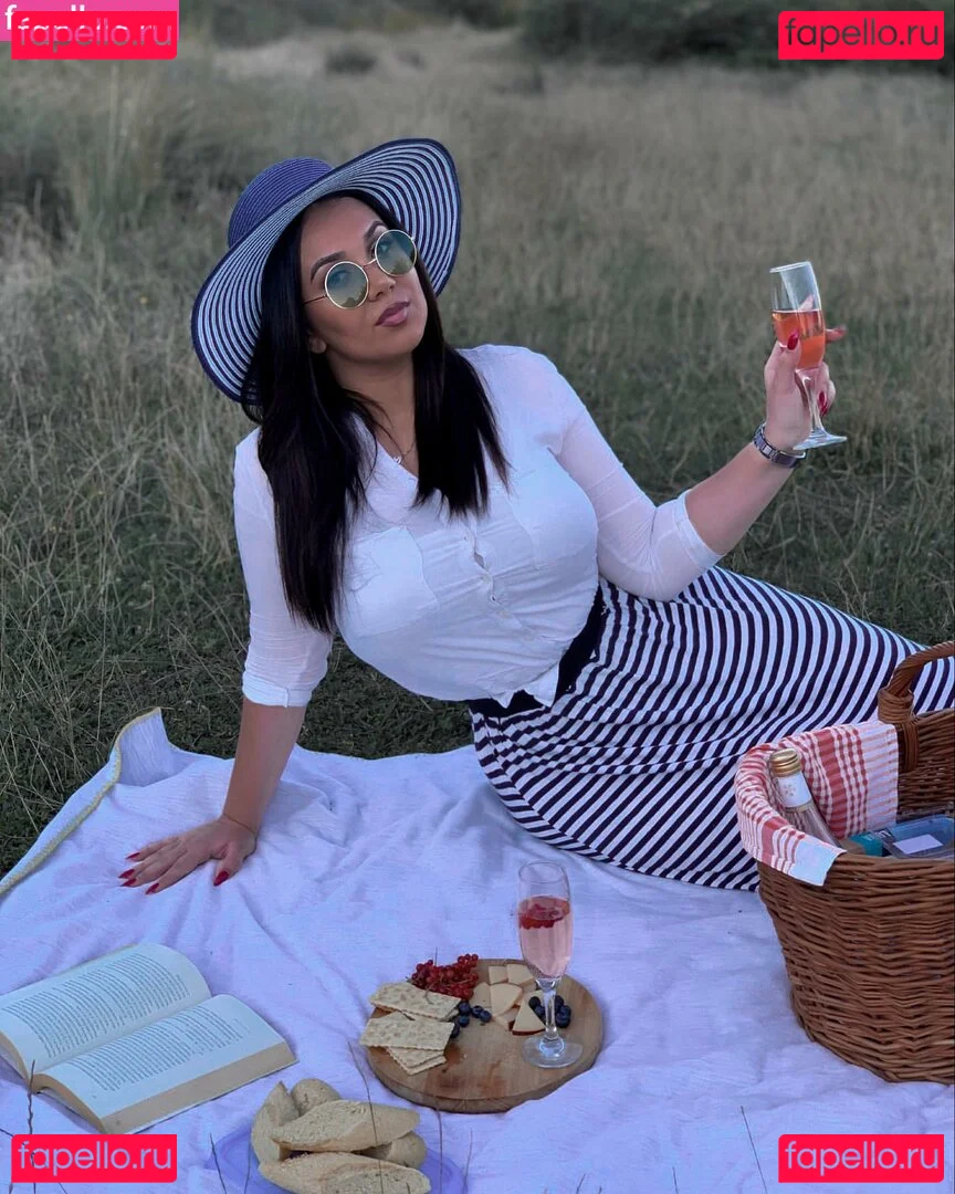 Emina Jahi Onlyfans Photo Gallery 