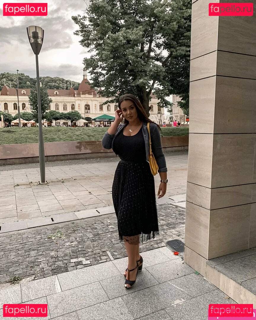 Emina Jahi Onlyfans Photo Gallery 