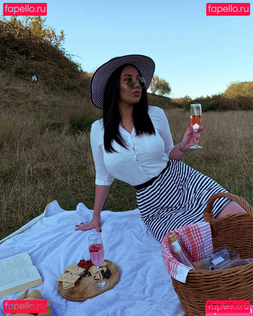 Emina Jahi Onlyfans Photo Gallery 