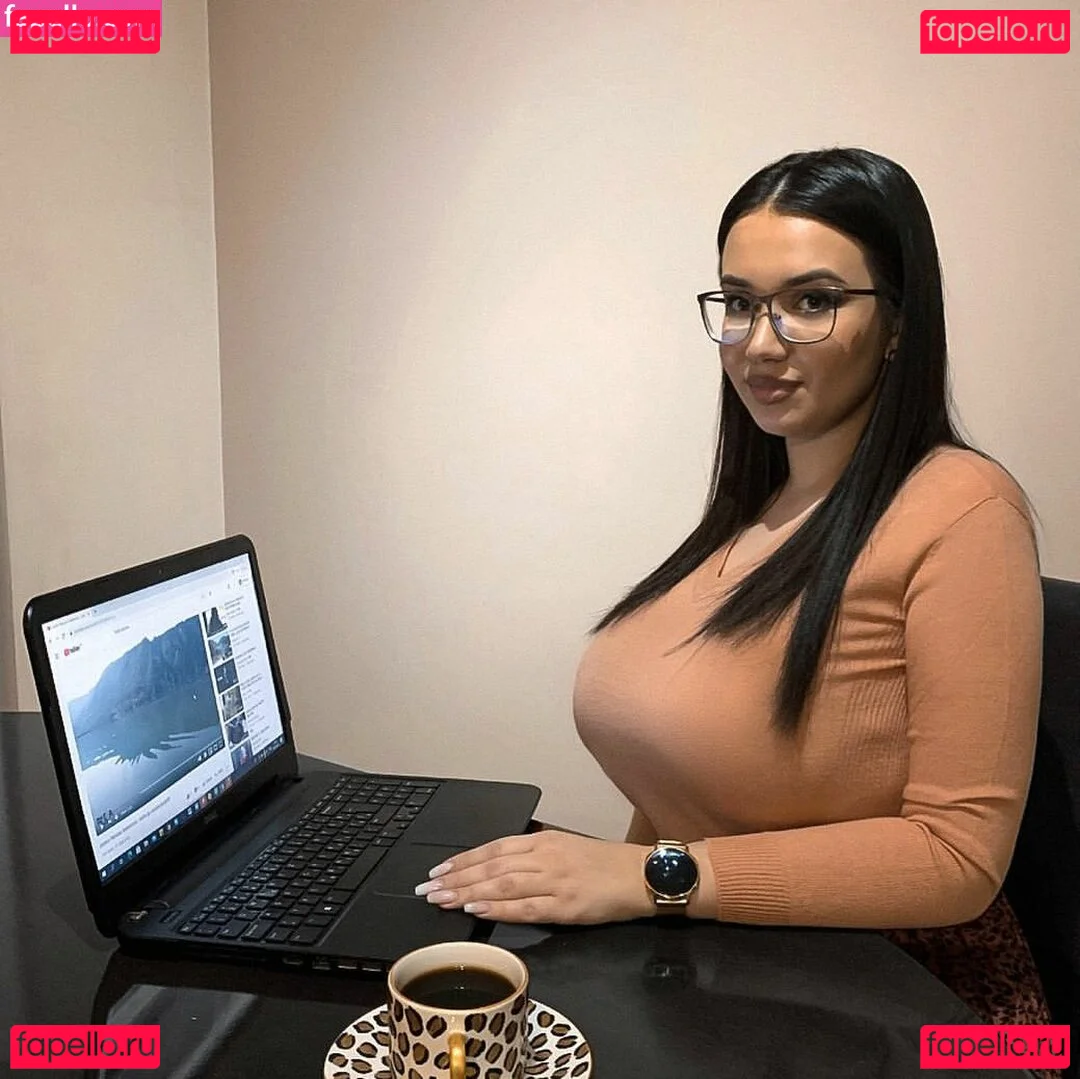 Emina Jahi Onlyfans Photo Gallery 