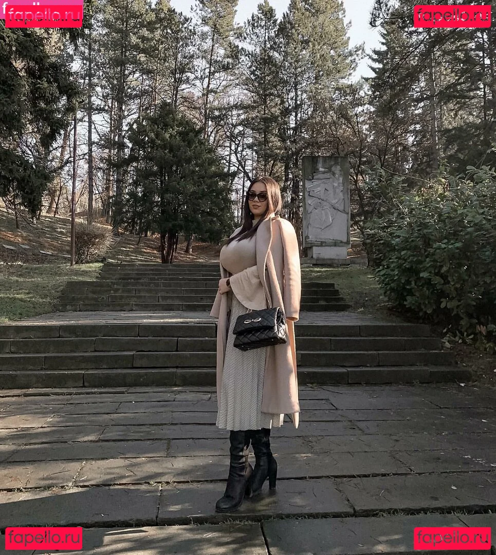 Emina Jahi Onlyfans Photo Gallery 