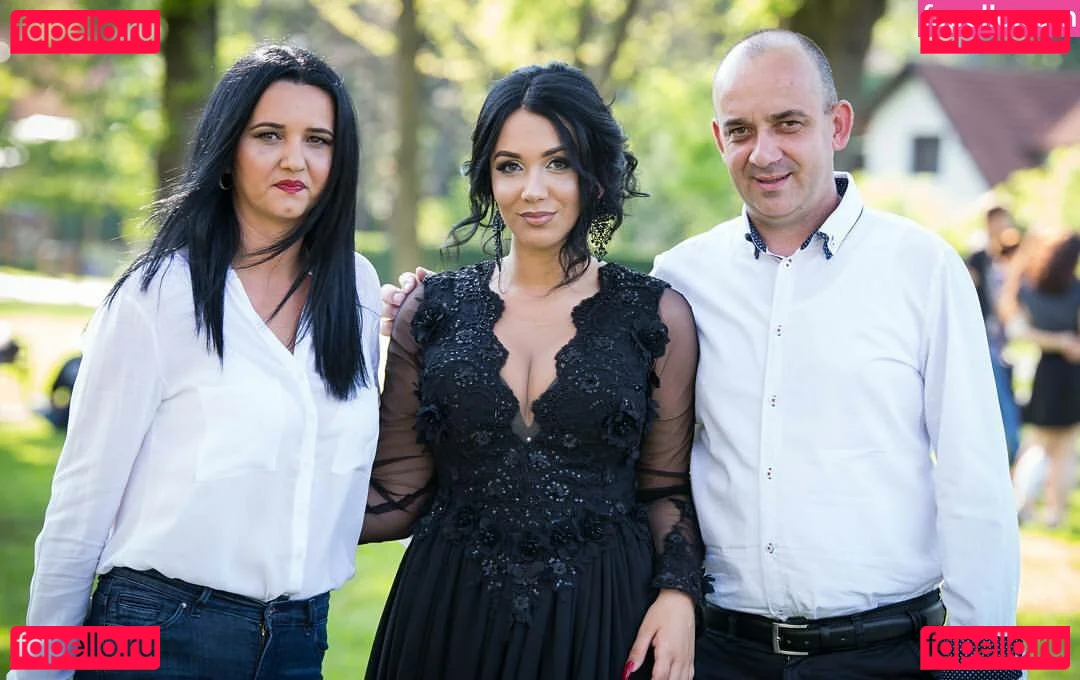 Emina Jahi Onlyfans Photo Gallery 