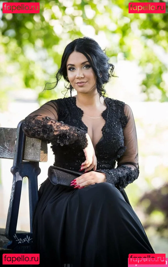 Emina Jahi Onlyfans Photo Gallery 