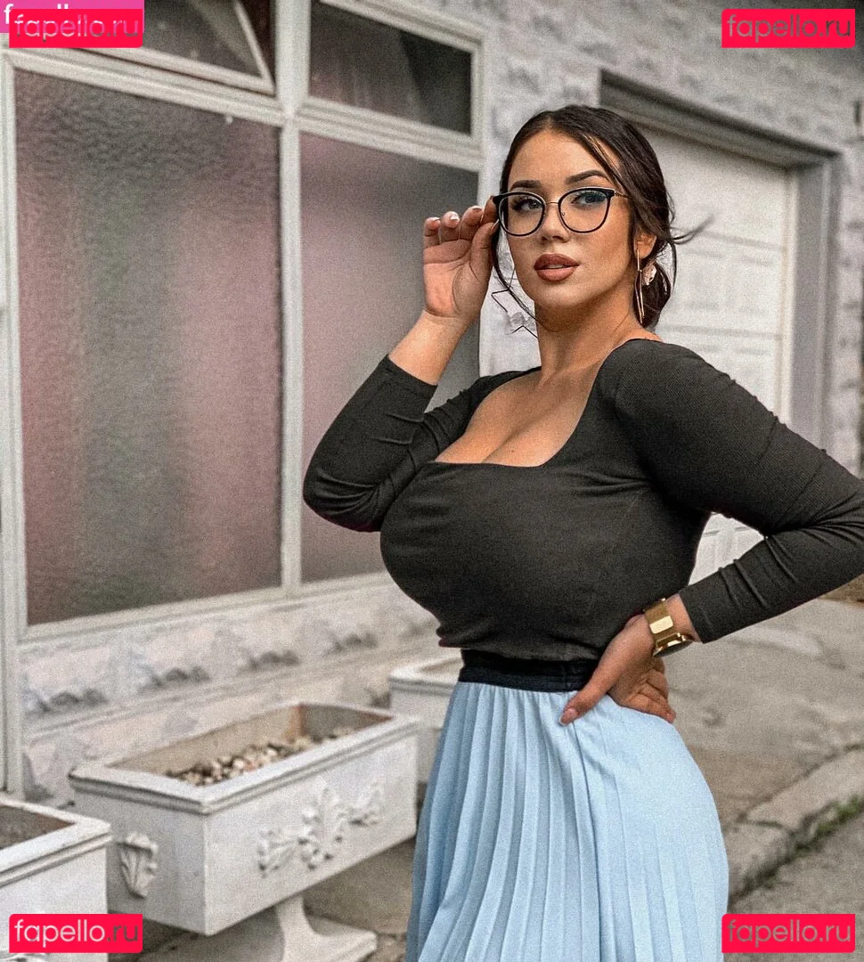 Emina Jahi Onlyfans Photo Gallery 