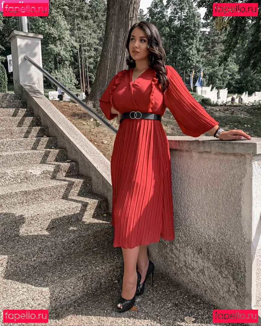 Emina Jahi Onlyfans Photo Gallery 