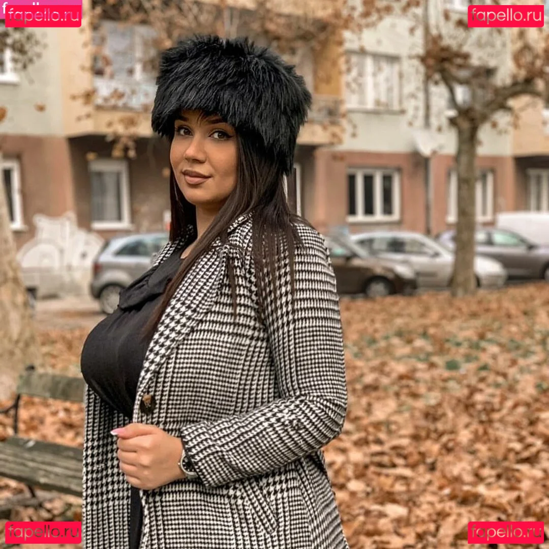 Emina Jahi Onlyfans Photo Gallery 