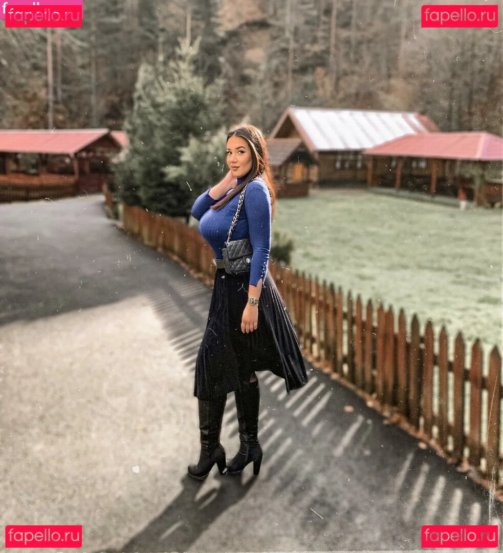 Emina Jahi Onlyfans Photo Gallery 