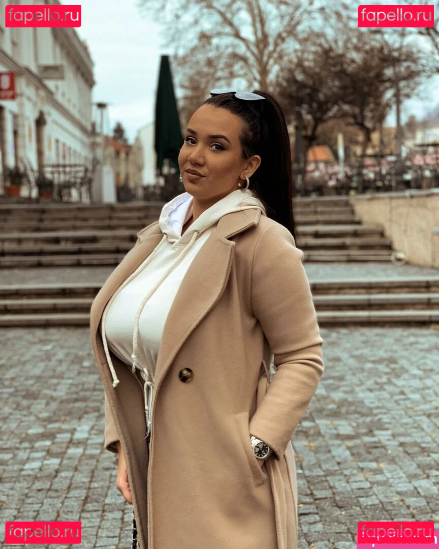 Emina Jahi Onlyfans Photo Gallery 