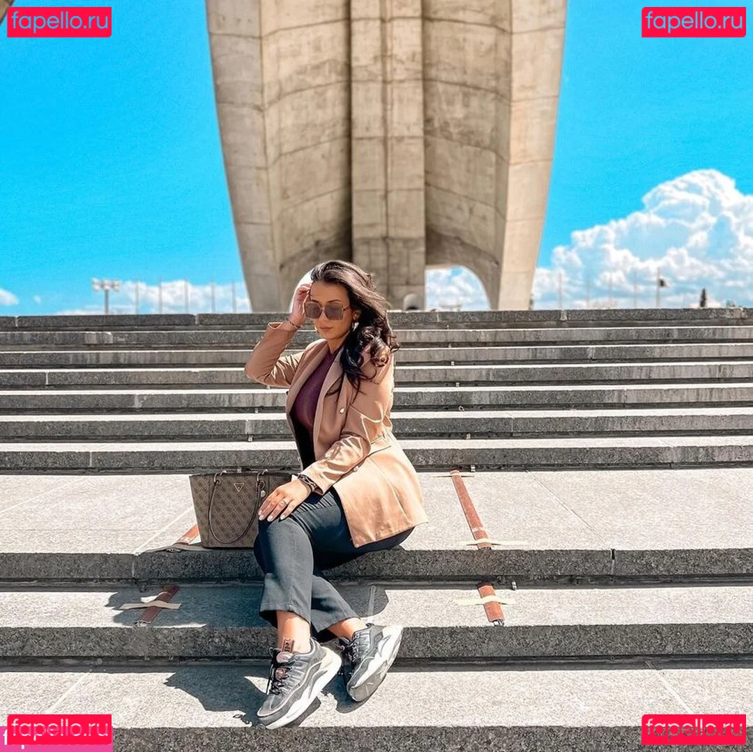 Emina Jahi Onlyfans Photo Gallery 