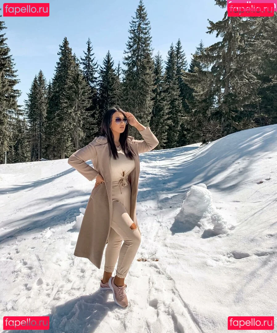 Emina Jahi Onlyfans Photo Gallery 