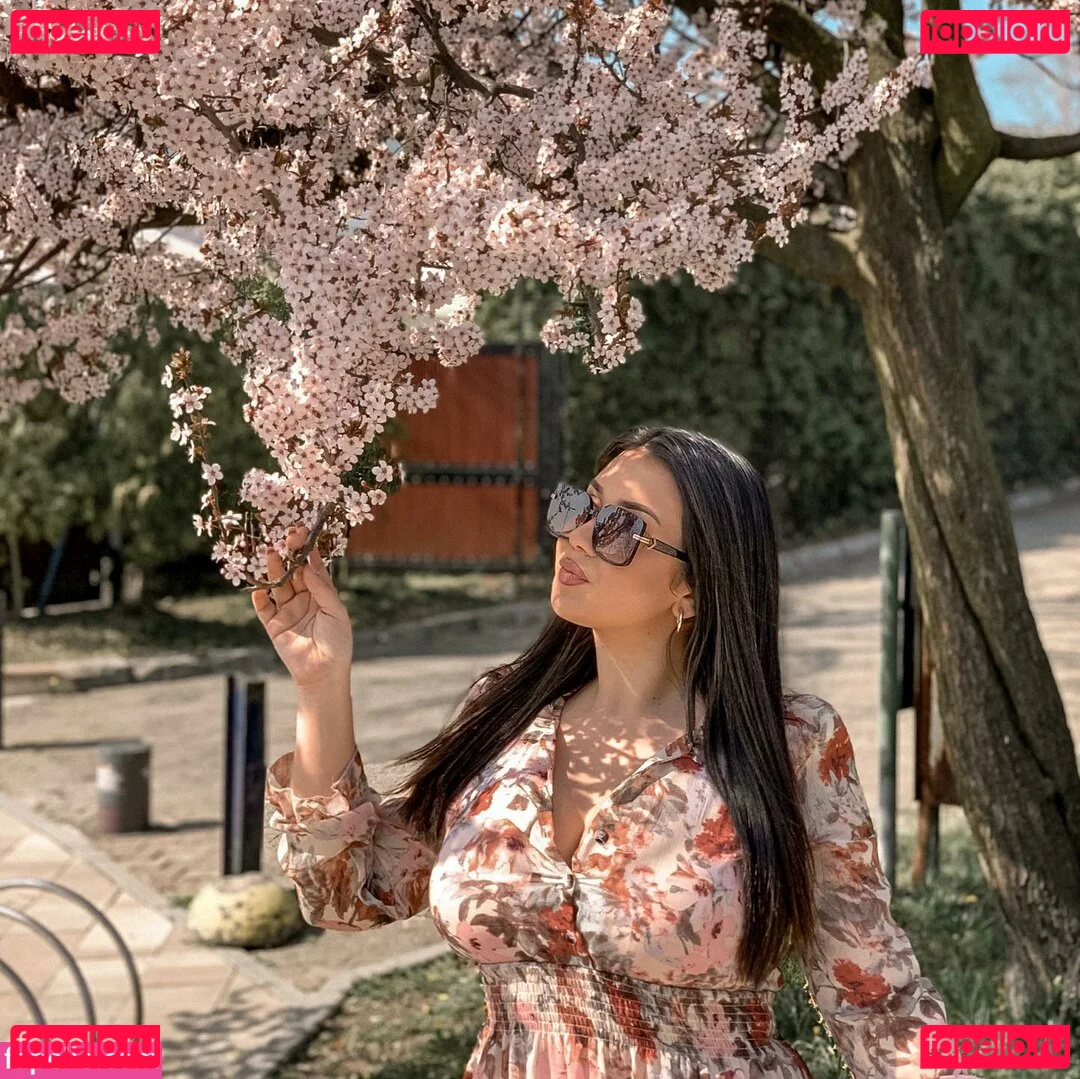 Emina Jahi Onlyfans Photo Gallery 