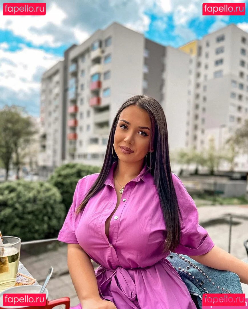 Emina Jahi Onlyfans Photo Gallery 