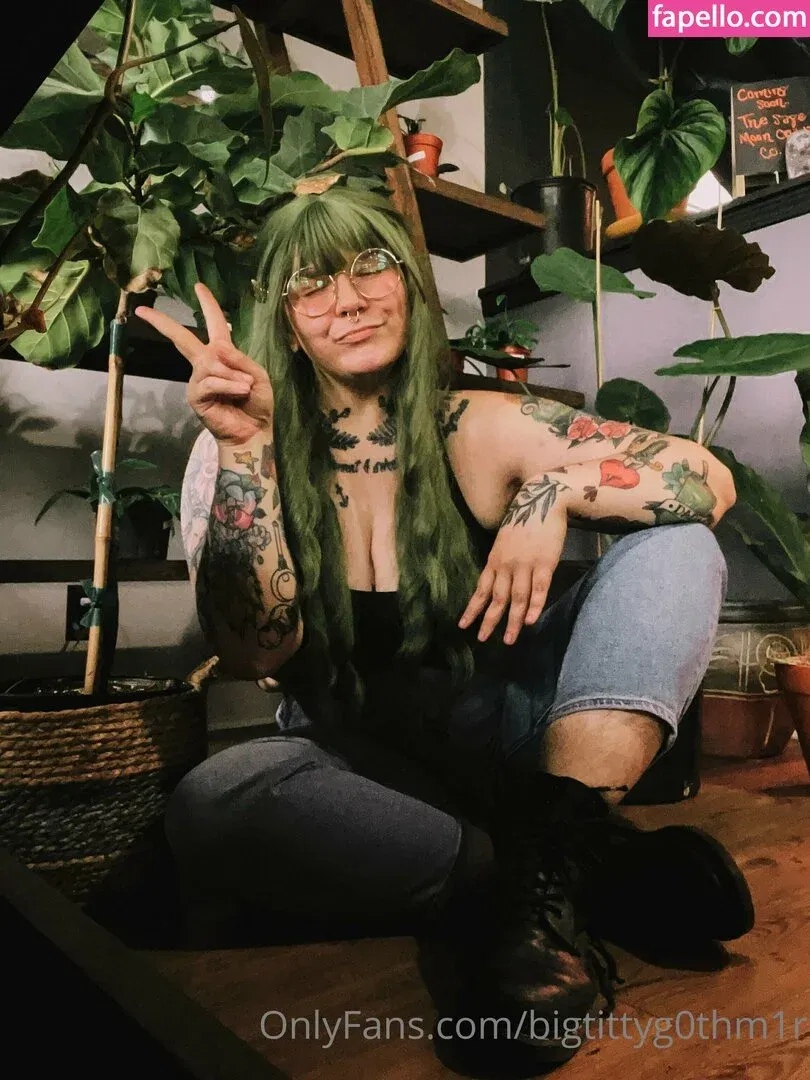 bigtittyg0thm1r Onlyfans Photo Gallery 