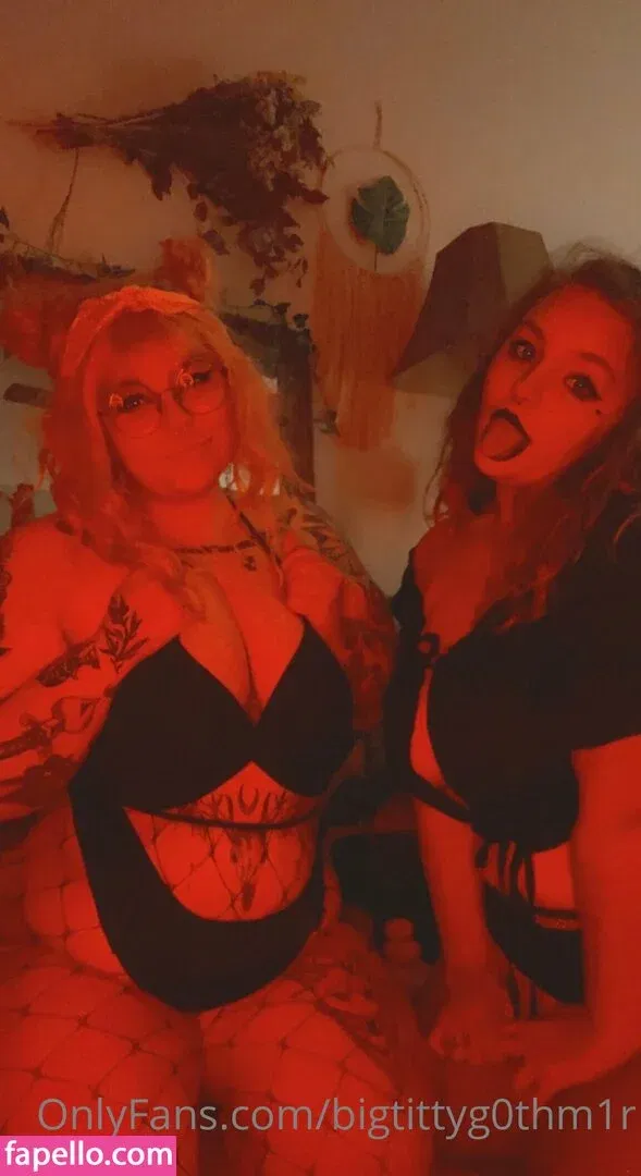 bigtittyg0thm1r Onlyfans Photo Gallery 