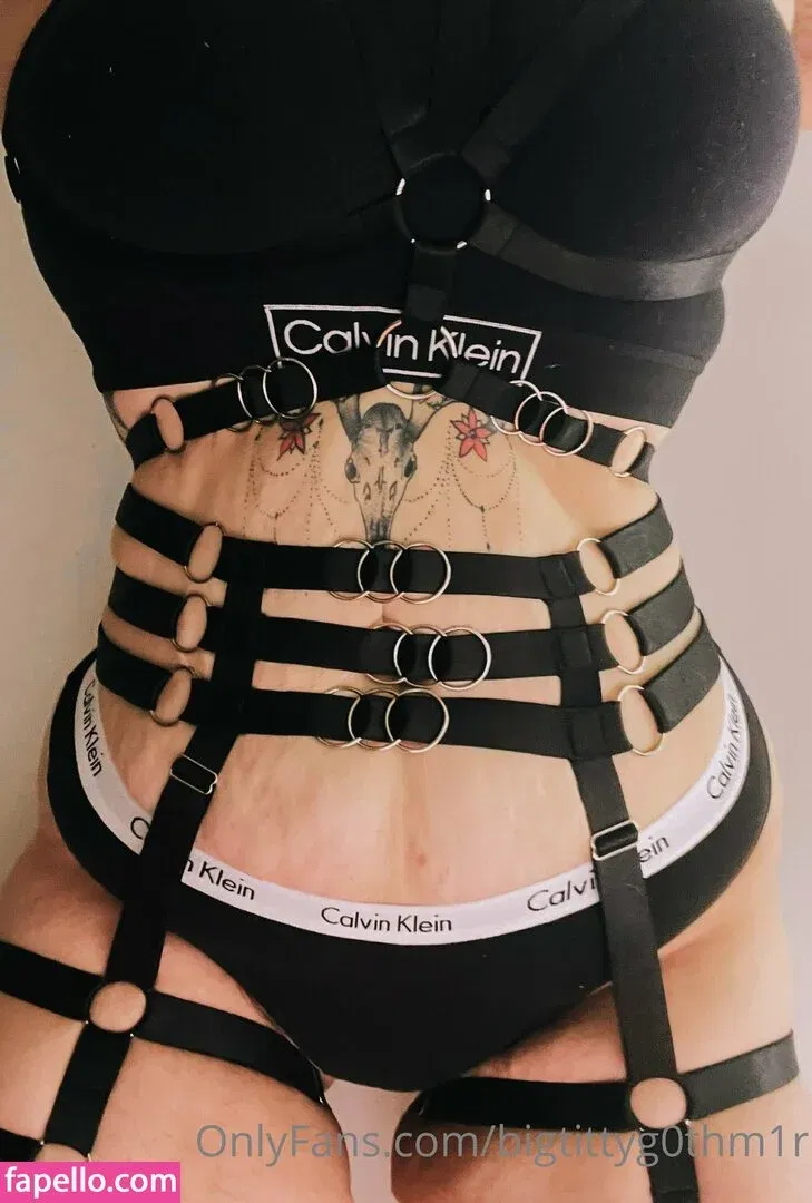 bigtittyg0thm1r Onlyfans Photo Gallery 